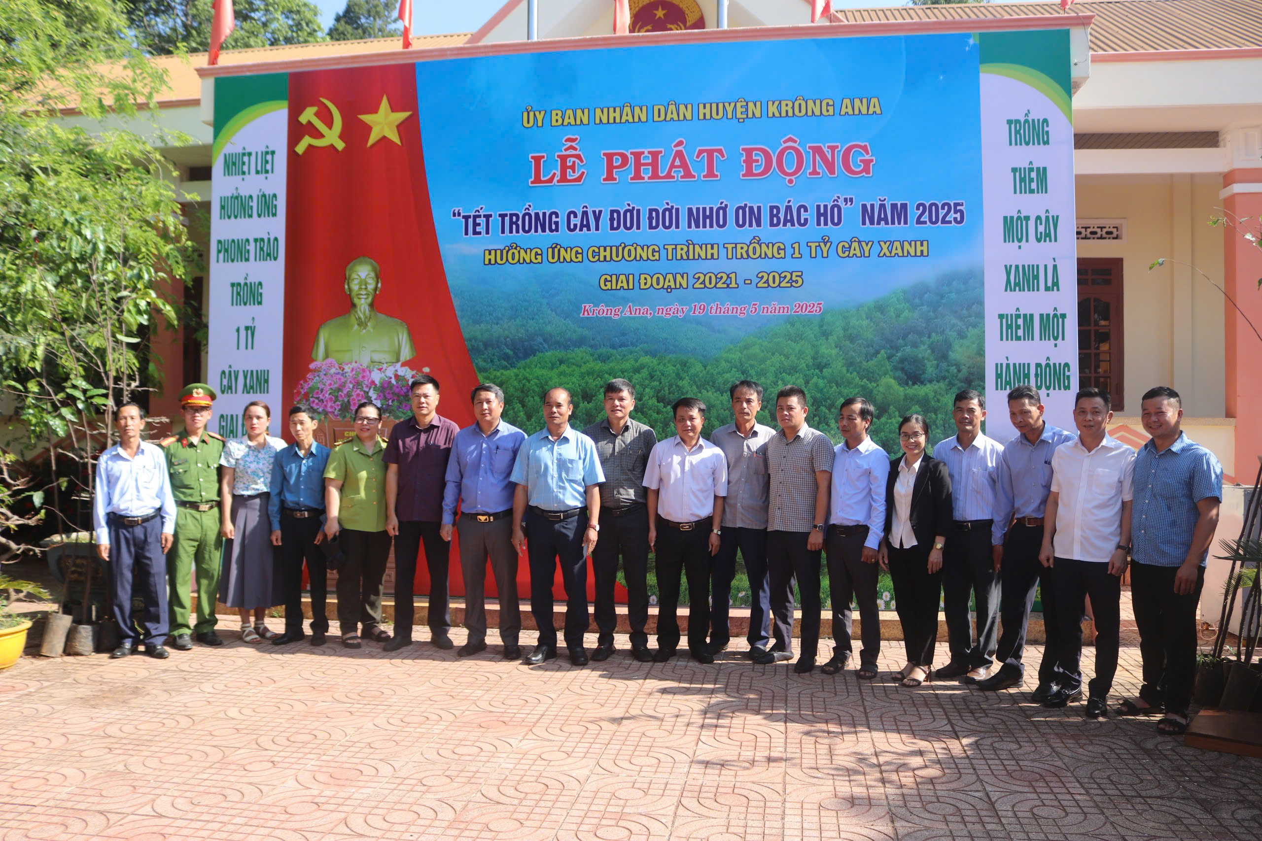 UBND HUYỆN KRÔNG ANA, UBND XÃ BĂNG A DRÊNH TỔ CHỨC LỄ PHÁT ĐỘNG TẾT TRỒNG CÂY NHÂN DỊP KỶ NIỆM 135 NĂM NGÀY SINH CHỦ TỊCH HỒ CHÍ MINH (19/5/1890 – 19/5/2025)