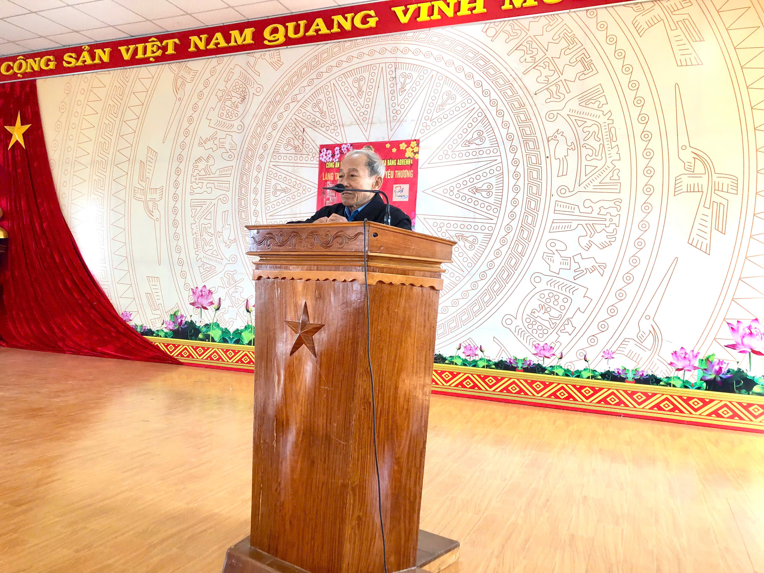 UBND xã Băng A Drênh gặp mặt và tặng quà các gia đình chính sách trên địa bàn xã dịp tết Nguyên đán Ất Tỵ 2025
