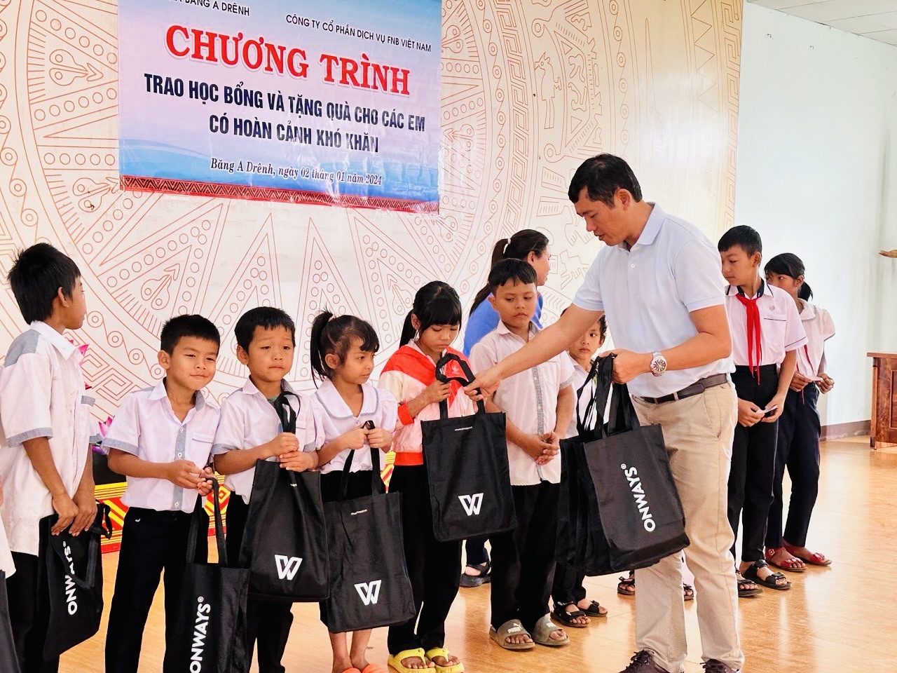 Chương trình trao học bổng và tặng quà cho học sinh có hoàn cảnh khó khăn tại xã Băng A Drênh