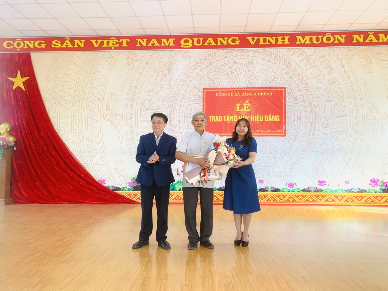 Đảng ủy xã Băng A Drênh tổ chức Lễ trao tặng huy hiệu 50 năm tuổi Đảng