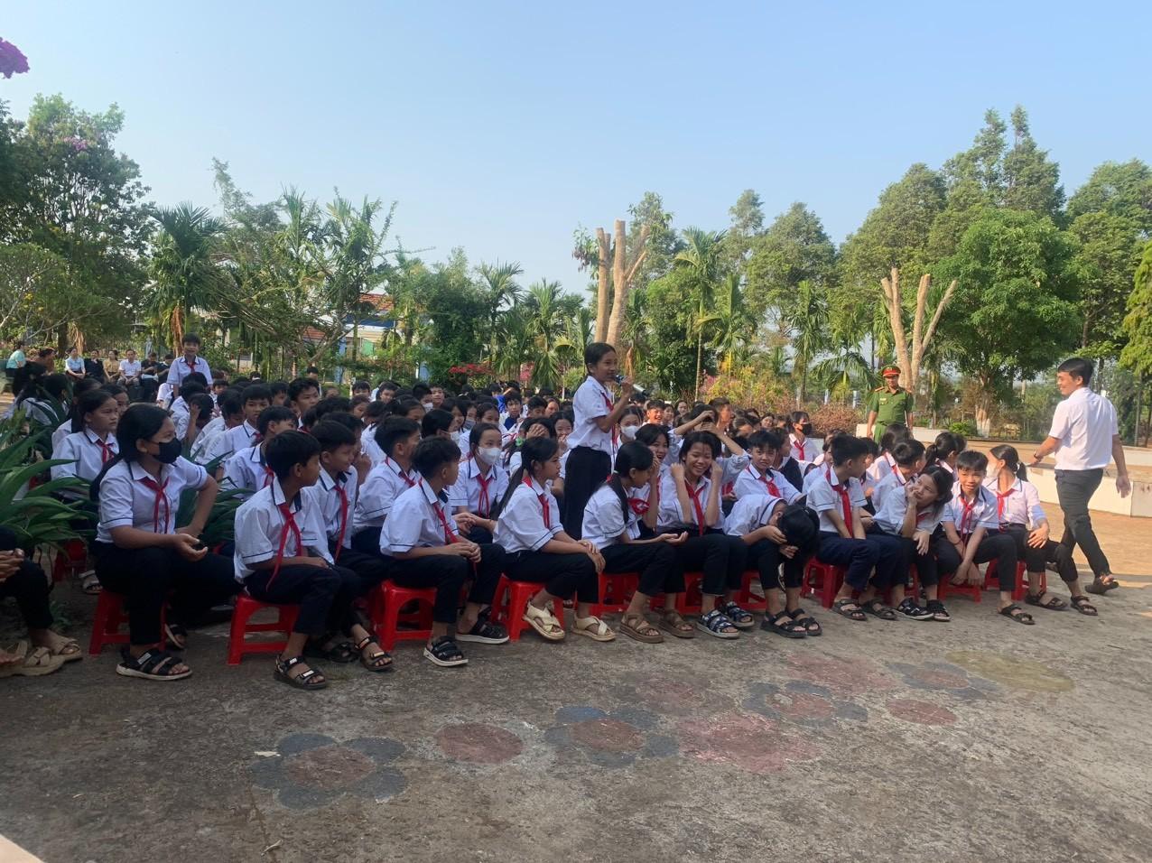 Công an xã Băng A Drênh tổ chức tuyên truyền pháp luật trực quan trong Nhà trường